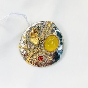 Брошь из серебра с янтарем «Мир на Земле»