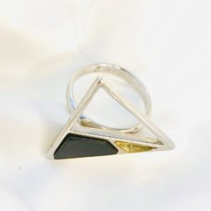 Кольцо треугольник янтарь