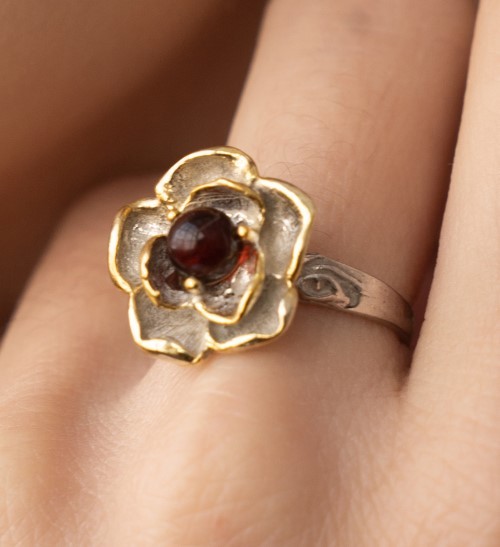 Кольцо из серебра с янтарем Жгучая роза