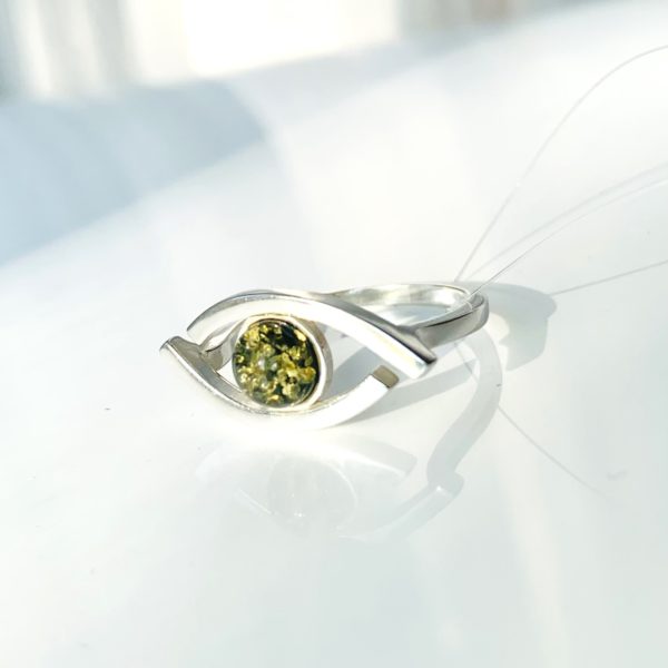 Фото кольца в форме зеленого глаза